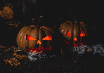 Halloweenkaart pompoen met licht Voorkant