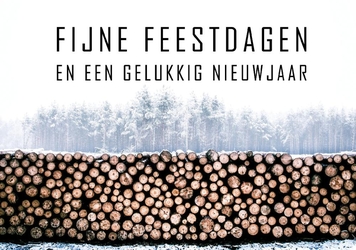 Kerstkaart met boomstammen met hierboven de feestdagen boodschap Voorkant