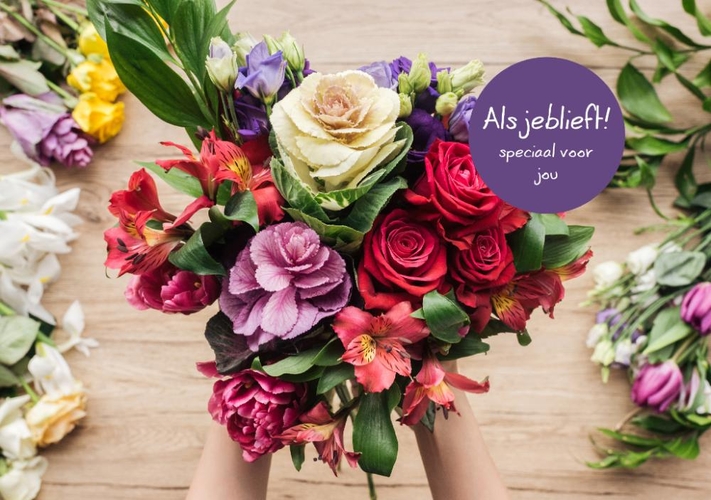 Prachtige kaart met hierop een boeket bloemen Voorkant